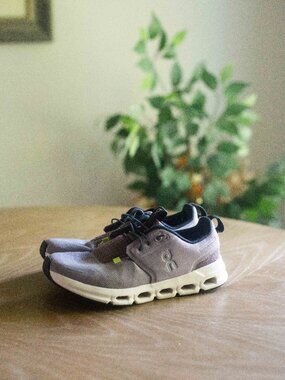 On Cloud Running Youth Sky Shoes in The Color Zinc/Grape